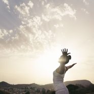 Mujer haciendo yoga y estirando el cuerpo.